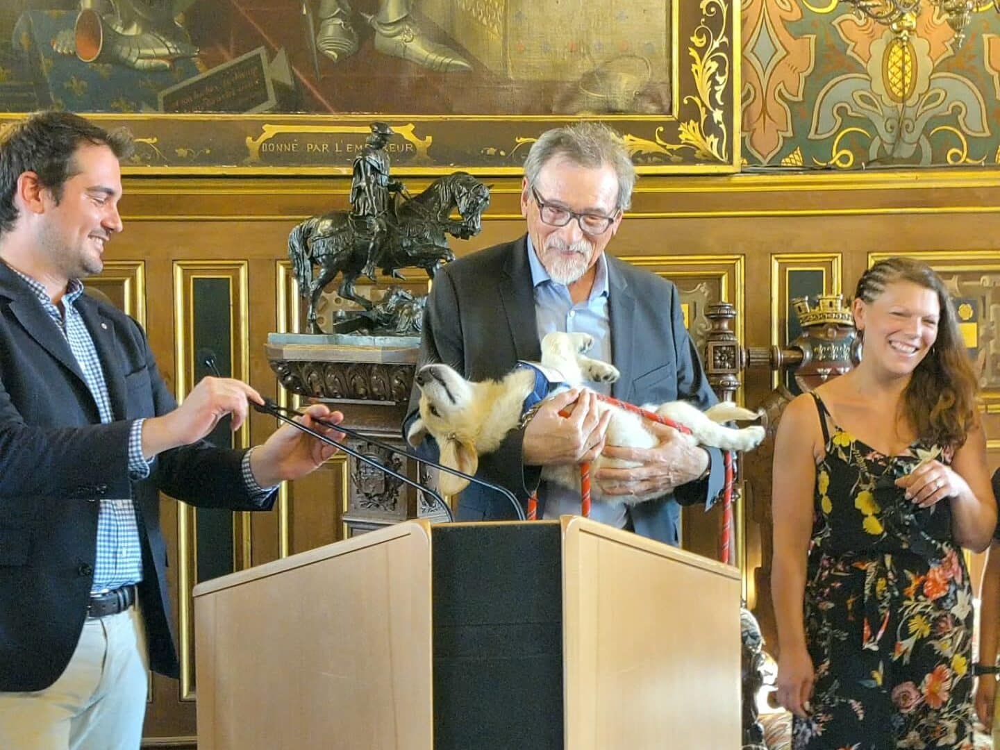 1: Michel Brard, président de la fédération déficience visuelle et autonomie CVL avec dans ses bras Aïko, premier chiot guide
