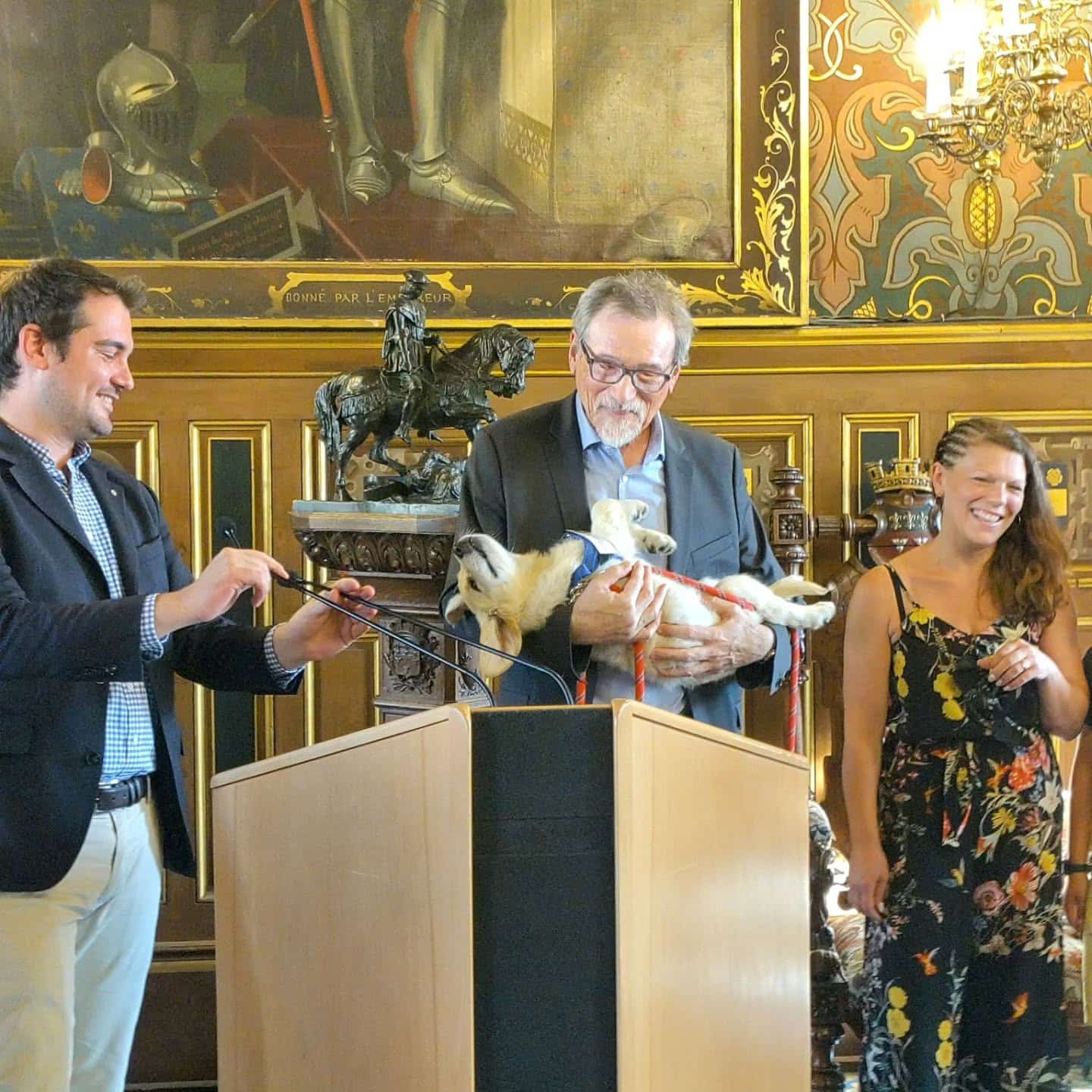 1: Michel Brard, président de la fédération déficience visuelle et autonomie CVL avec dans ses bras Aïko, premier chiot guide