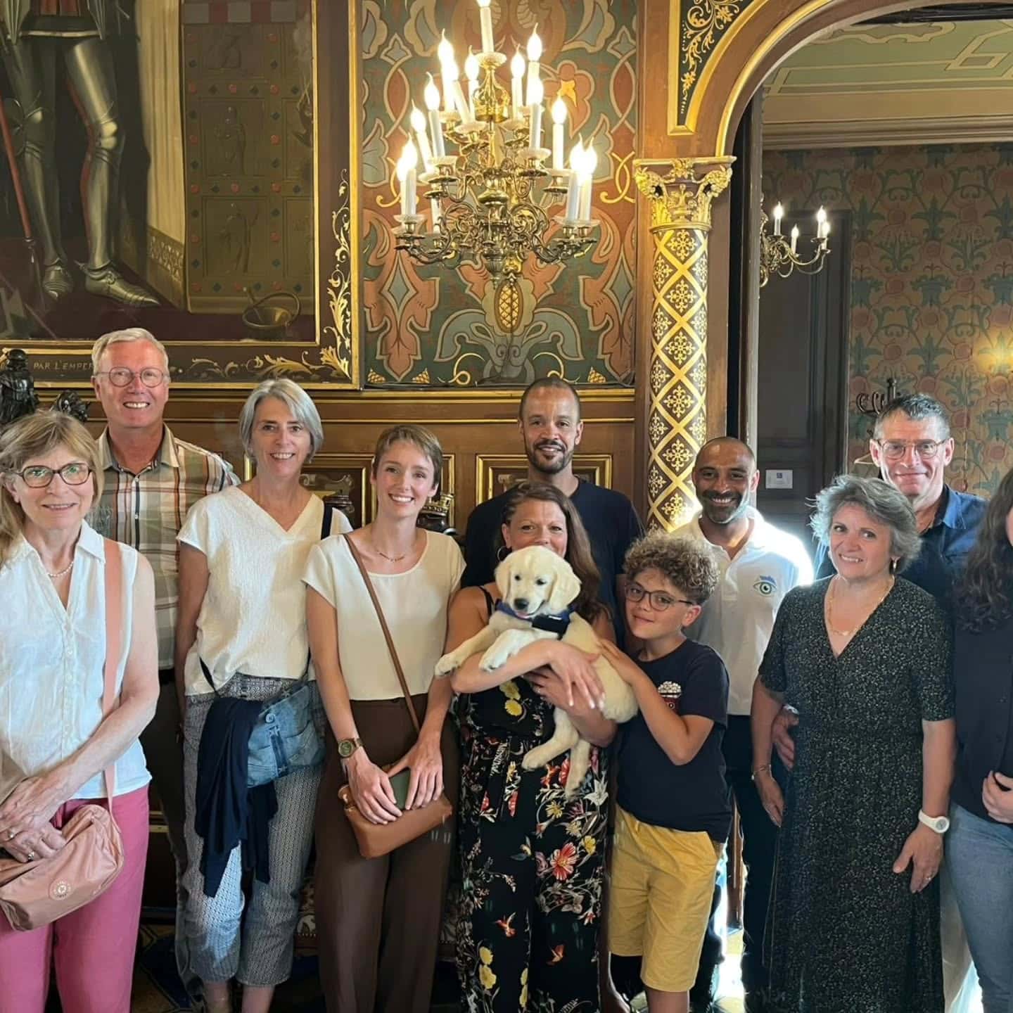9: photo de groupe avec les familles d'accueil et familles relais